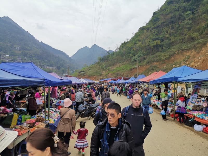 chợ cán cân gần chợ bắc hà