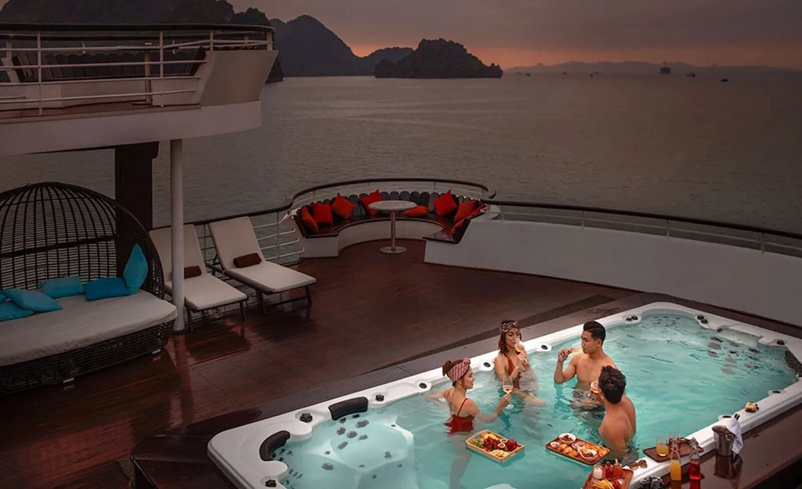 bể jacuzzi bốn mùa Vịnh Hạ Long