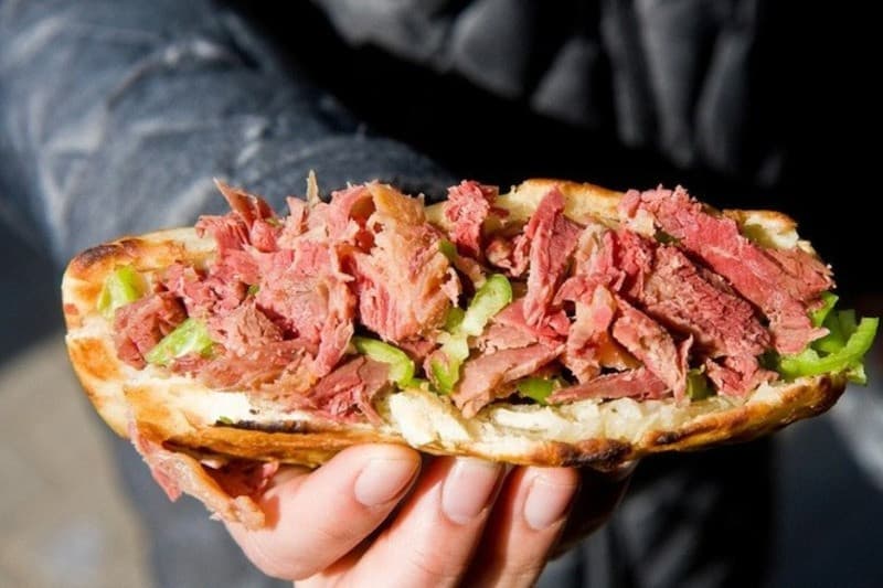 Bánh mì kẹp thịt lừa