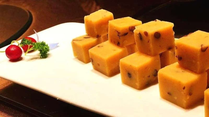 Bánh đậu vàng dùng cùng trà xanh
