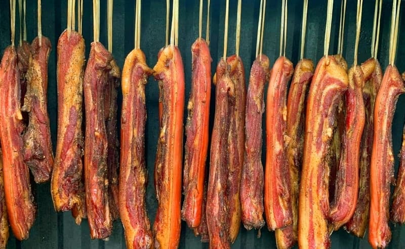 thịt treo gác bếp