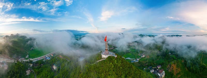 độ cao cột cờ lũng cú