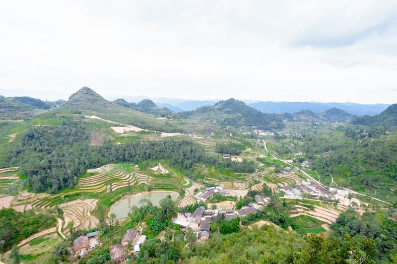 từ cột cờ lũng cú nhìn ra bản lô lô chải