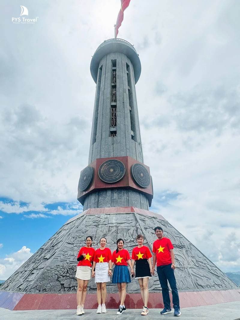 chụp ảnh cột cờ lũng cú pys travel