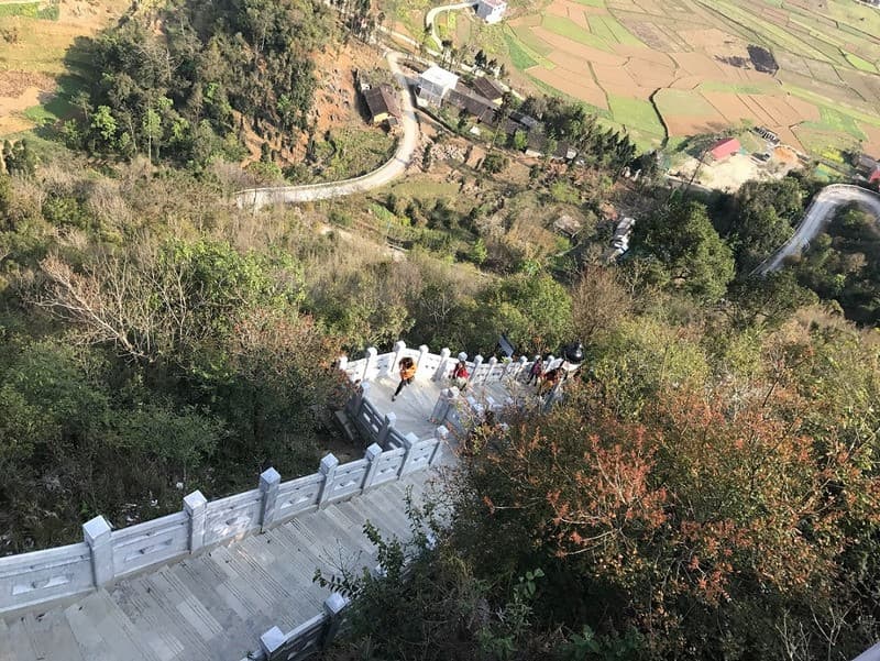Bậc thang lên cột cờ lũng cú
