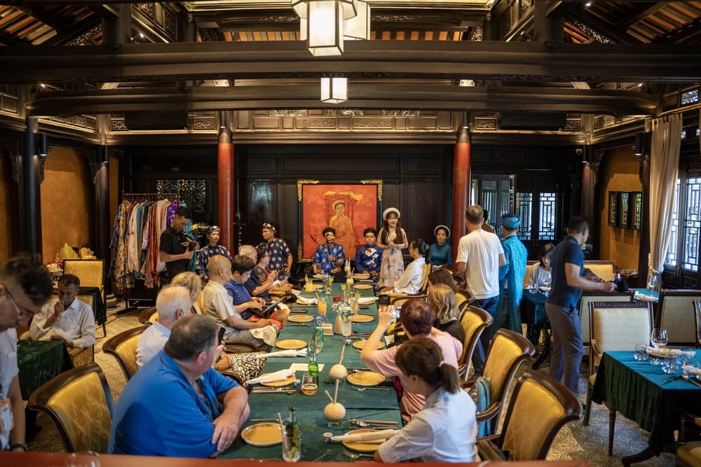tour tàu hỏa 5 sao khám phá Huế