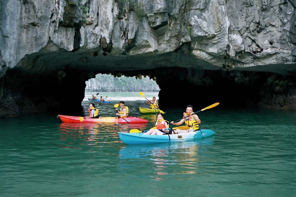 Chèo thuyền Kayak khám phá hang động đầy huyền bí