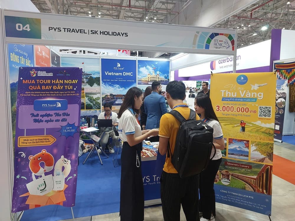 Khách hàng ghé thăm gian hàng PYS Travel