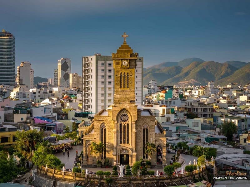 đi nha trang tháng 10 tham quan nhà thờ đá