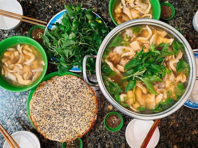 lẩu gà lá é