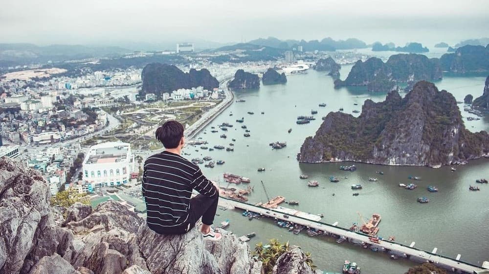 Leo núi Bài Thơ để ngắm toàn cảnh Hạ Long
