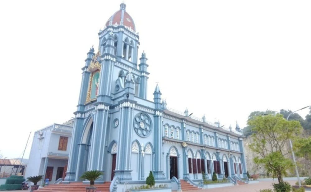 Điểm đến tâm linh tuyệt vời tại Nhà thờ Hòn Gai