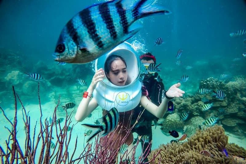 đi bộ dưới biển