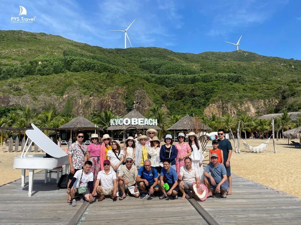 Du khách check in tại khu du lịch biển Kỳ Co