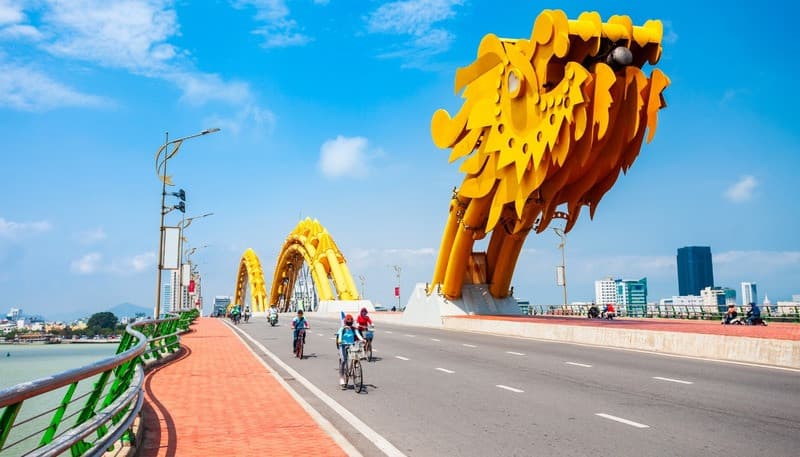 Cầu Rồng Đà Nẵng phun lửa khát vọng vươn ra biển lớn