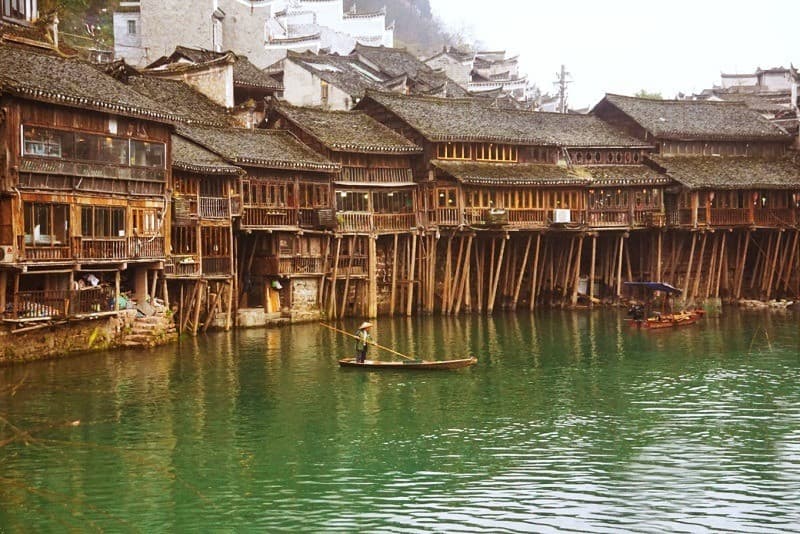 Những ngôi nhà sàn độc đáo bên sông của Đoạt Thúy Lâu