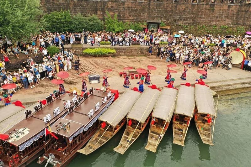 Không khí lễ hội đầu năm Phượng Hoàng Cổ Trấn