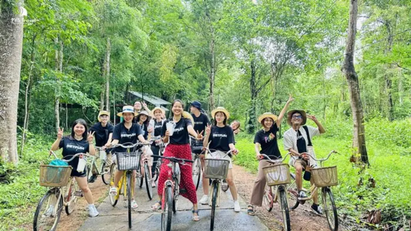 đạp xe xuyên rừng