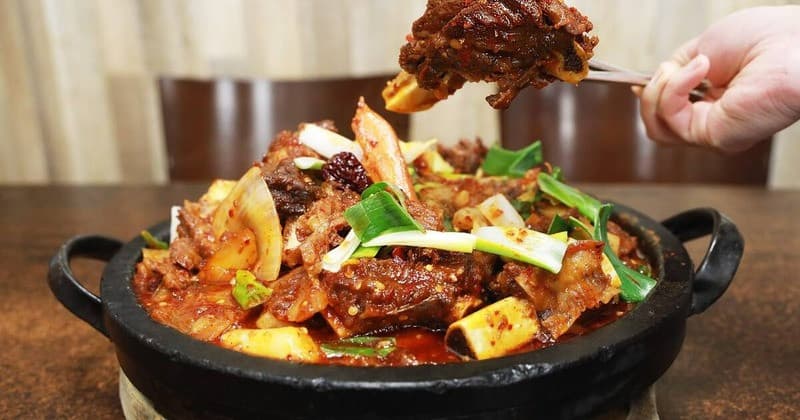 Sườn bò hầm mềm tan, tượng trưng cho phú quý