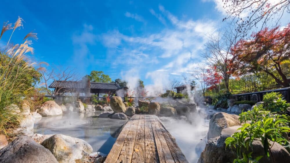 Tắm suối nước nóng Onsen