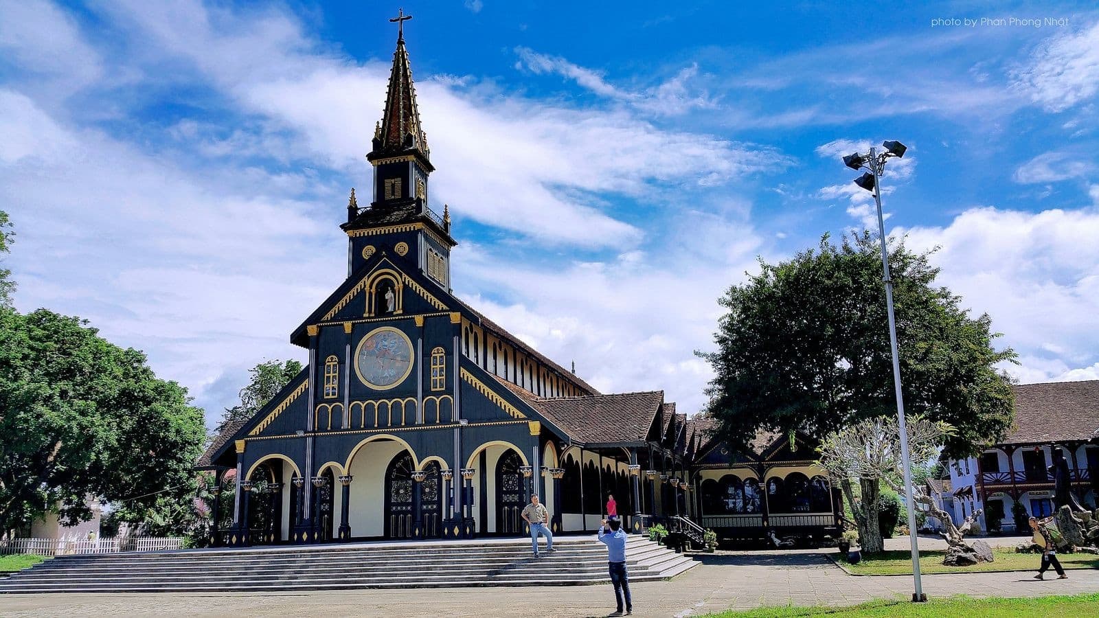 nhà thờ gỗ komtum