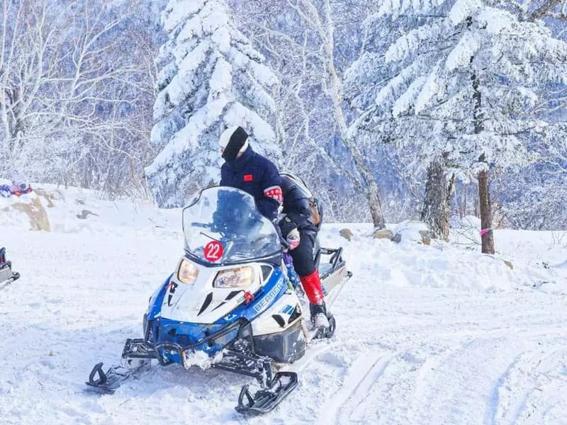 Trải nghiệm moto tuyết tại Yabuli