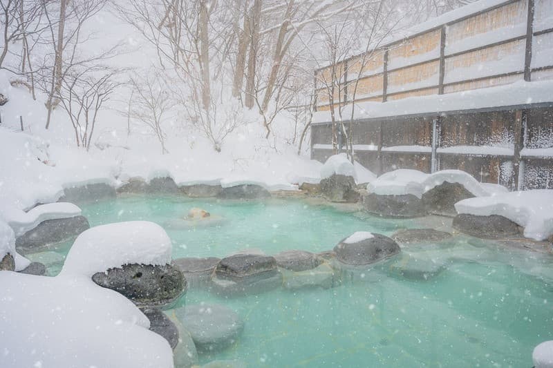 Tắm onsen giữa trời tuyết