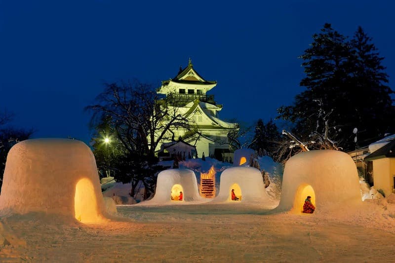 Lung linh 'lều tuyết' trong lễ hội Yokote Kamakura