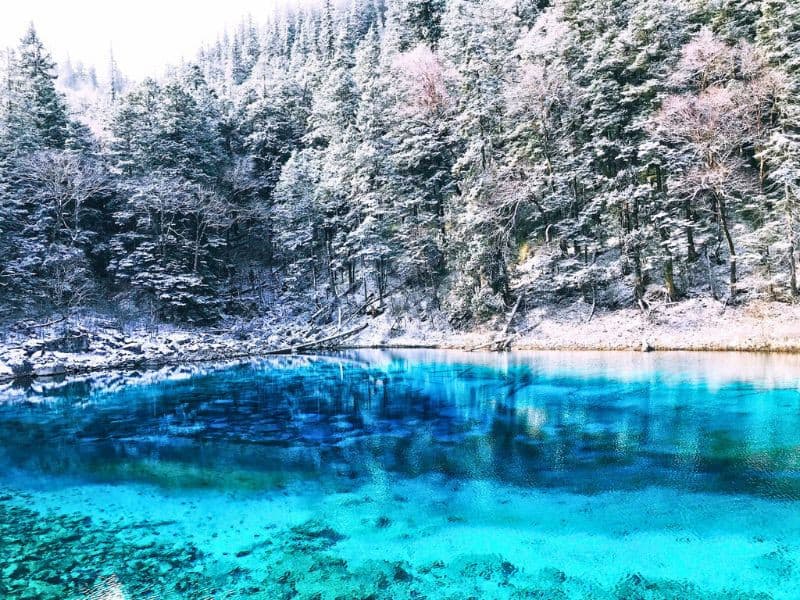 Hồ Ngũ Sắc Cửu Trại Câu mùa đông rực rỡ sắc màu