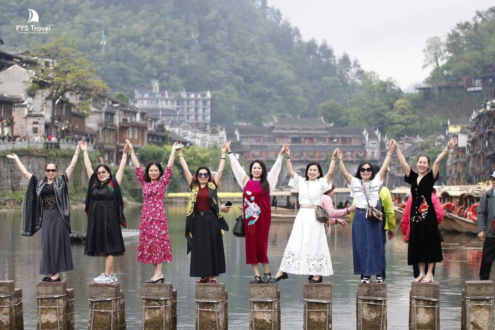 Cầu đá nhảy, Tour Trường Sa - Phượng Hoàng Cổ Trấn - Miêu Trại Mặc Nhung - Trương Gia Giới - Thất Tinh Sơn