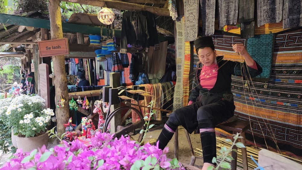 dệt lanh cùng người Mông sapa