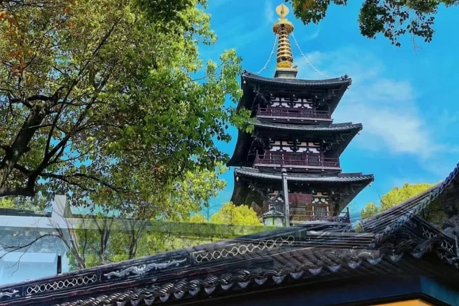 không gian thanh tịnh bên trong Hàn Sơn Tự