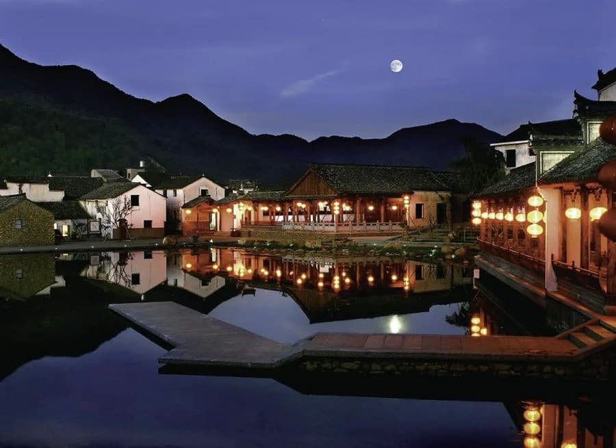 Long Môn cổ trấn vào ban đêm