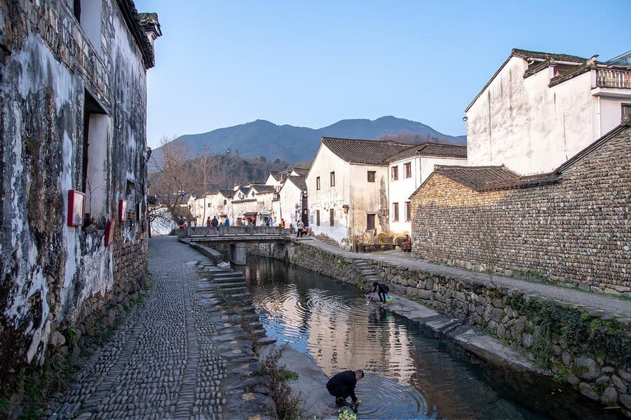 cầu đá cổ ở Long Môn cổ trấn