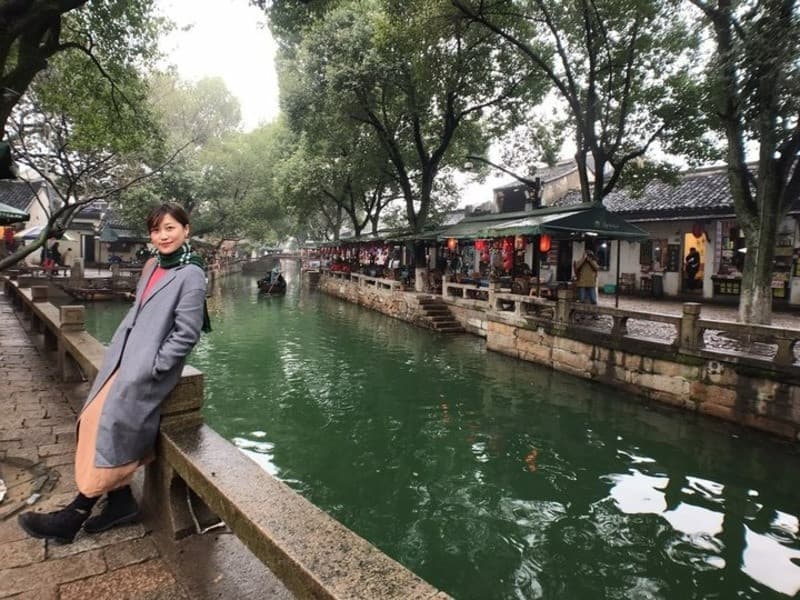 Tản bộ qua những con hẻm đá và cầu cổ