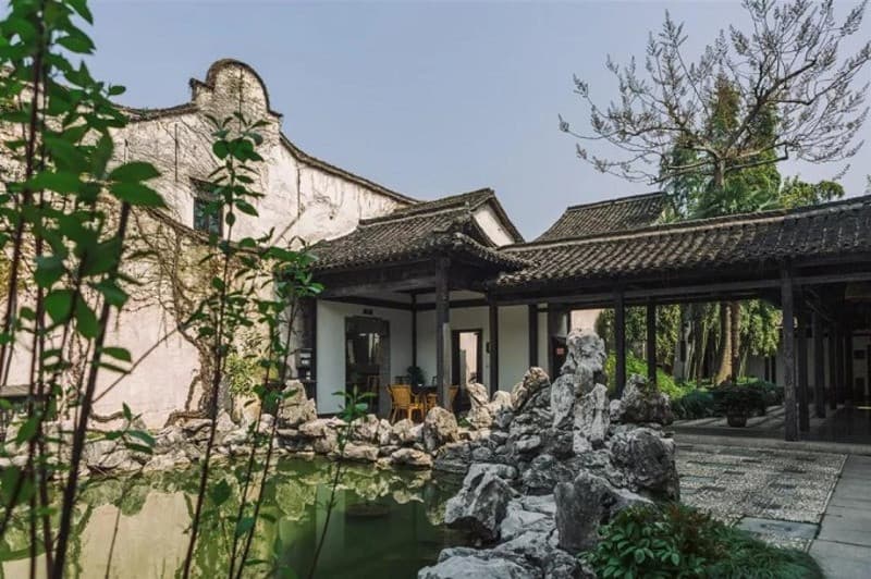 Những ngôi nhà cổ nằm im lim dưới những tán cây lớn