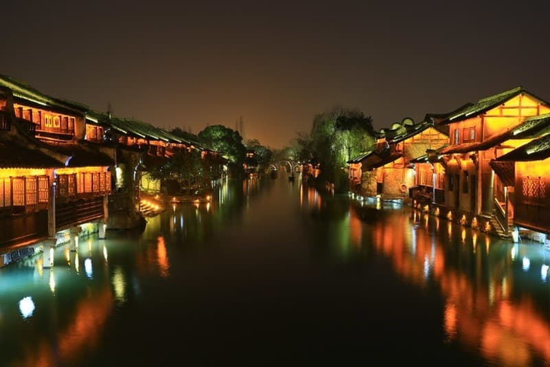 Đêm đến cổng Tây Ô Trấn đẹp lung linh hơn bao giờ hết