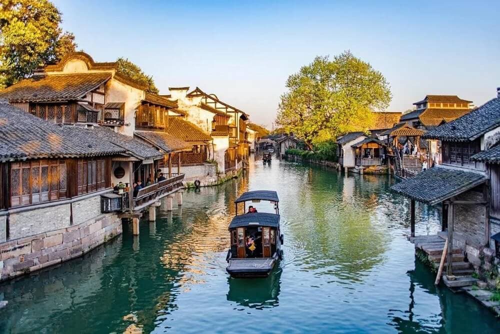 thưởng thức bánh Dingsheng bên kênh nước Ô Trấn