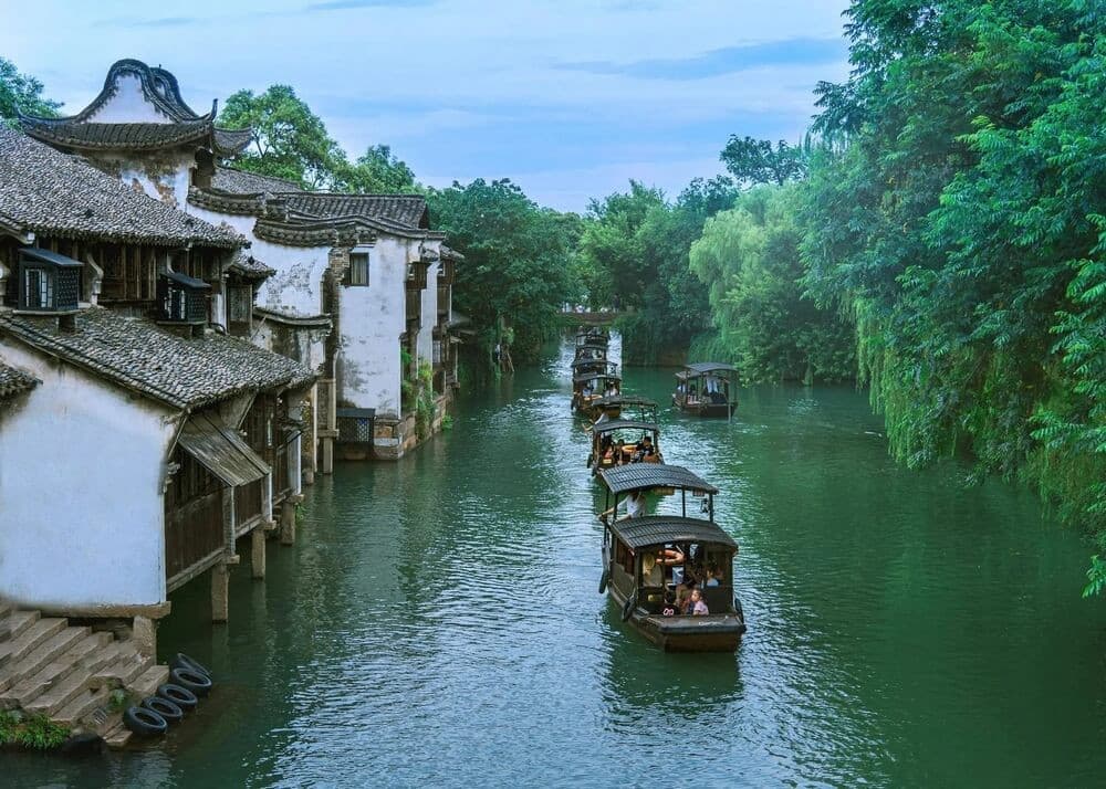 du thuyền trên kênh quanh ô trấn