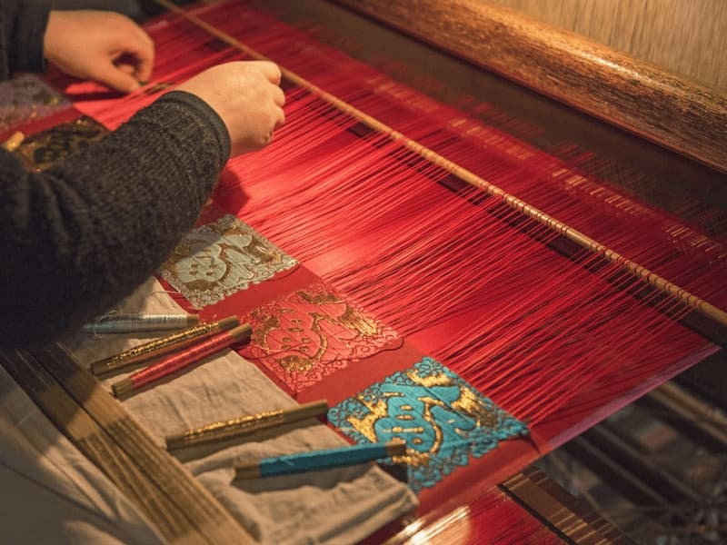 dệt lụa truyền thống