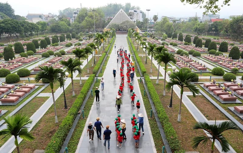Dòng người đổ về Nghĩa trang liệt sĩ A1 tri ân các anh hùng liệt sĩ