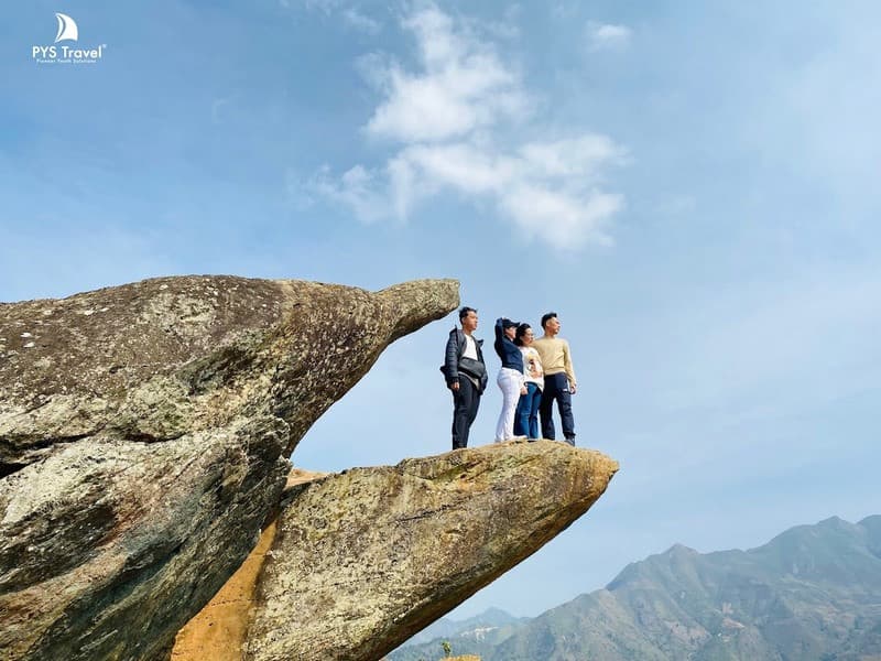 Mỏm đá cá heo Bắc Yên Sơn La