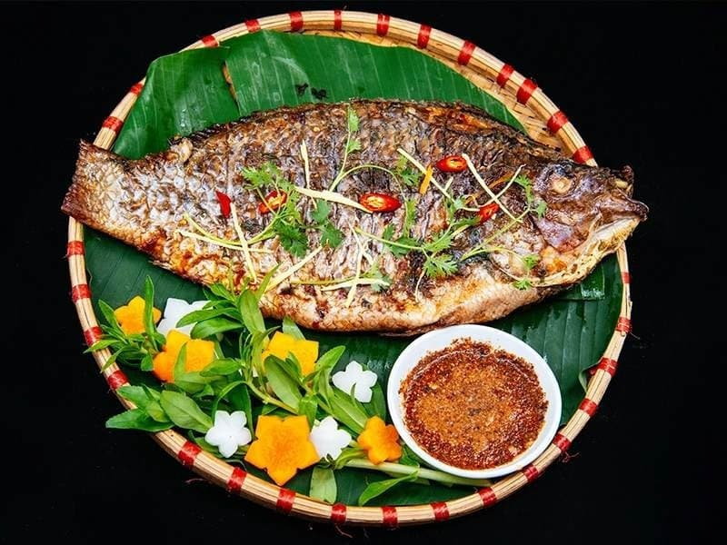 cá suối được tẩm ướp với mắc khén