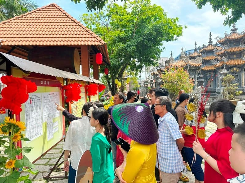 Người dân miền Tây nô nức đi lễ chùa đầu năm