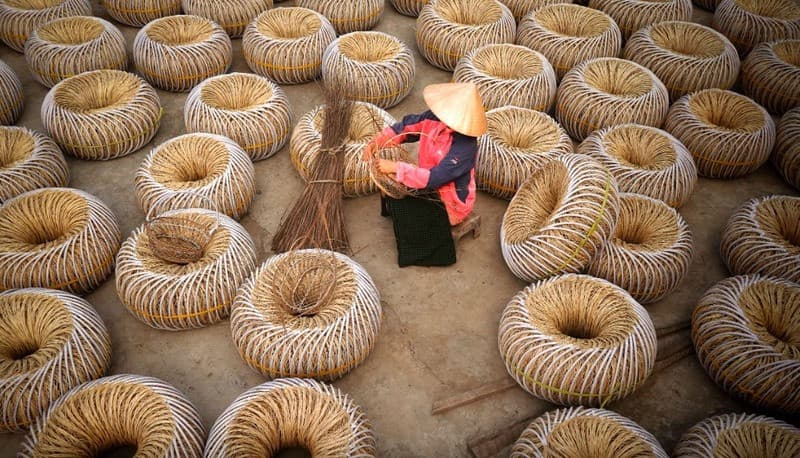 Làng nghề đan giỏ cọng dừa Hưng Phong