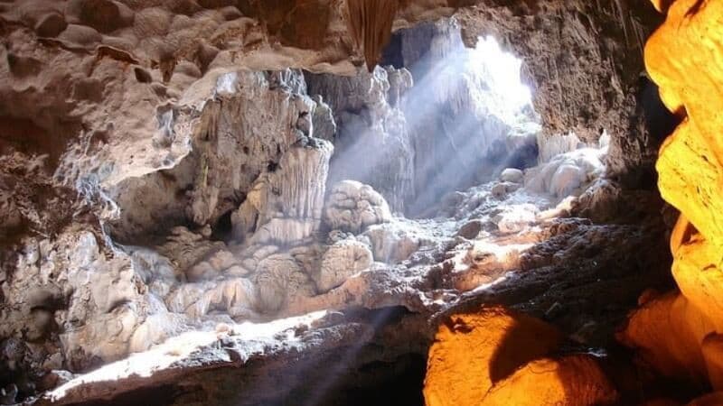 hang động kỳ bí