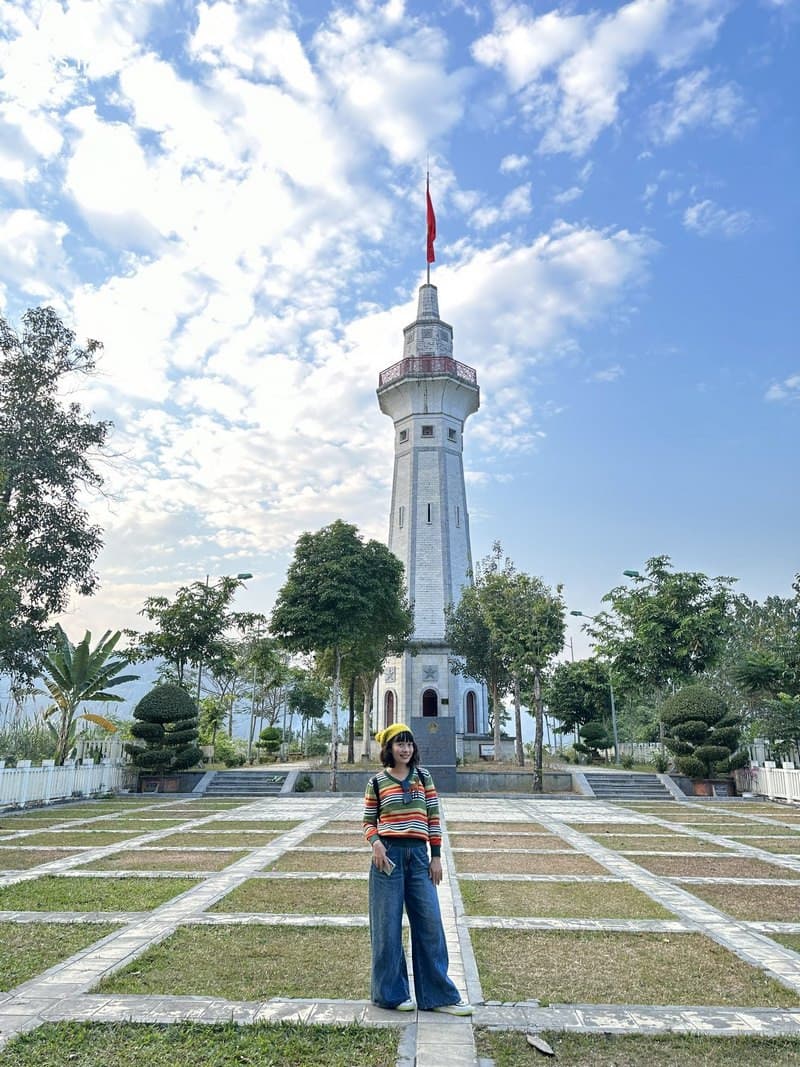 Cột cờ Lũng Pô Bát Xát Lào Cai