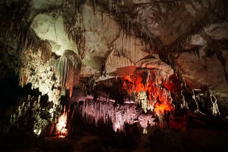 thạch nhũ bên trong động hua mạ