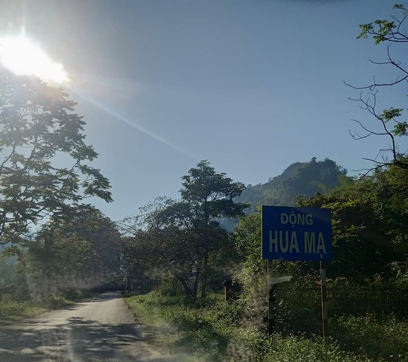 đường vào động Hua Mạ