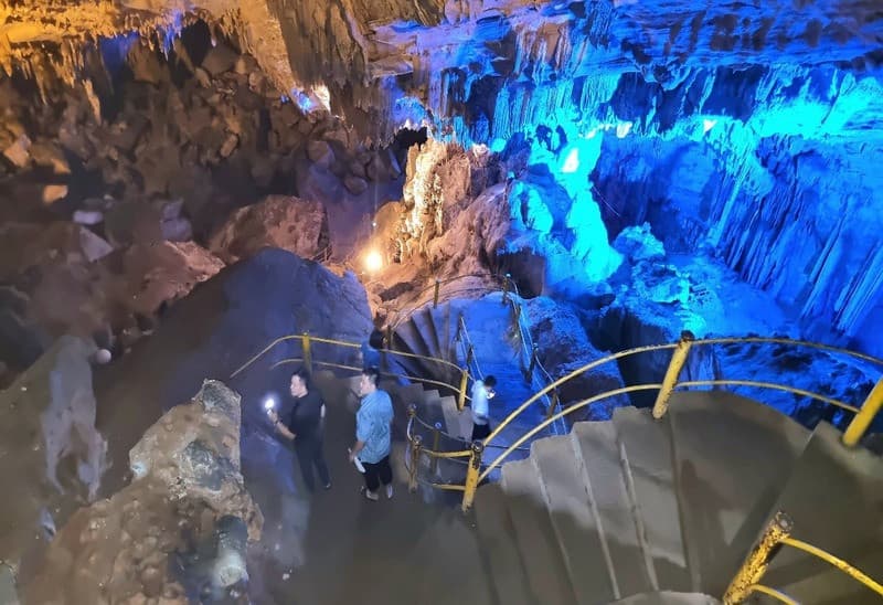 đi bộ khám phá động hua mạ